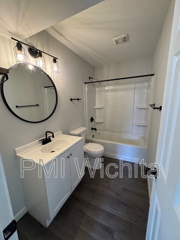 Building Photo - 422 W Mahoney Dr