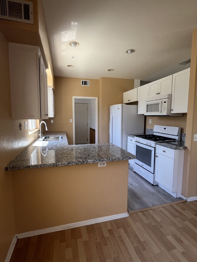 Building Photo - "Charming 3-Bed, 2.5-Bath Home in Oxnard –...