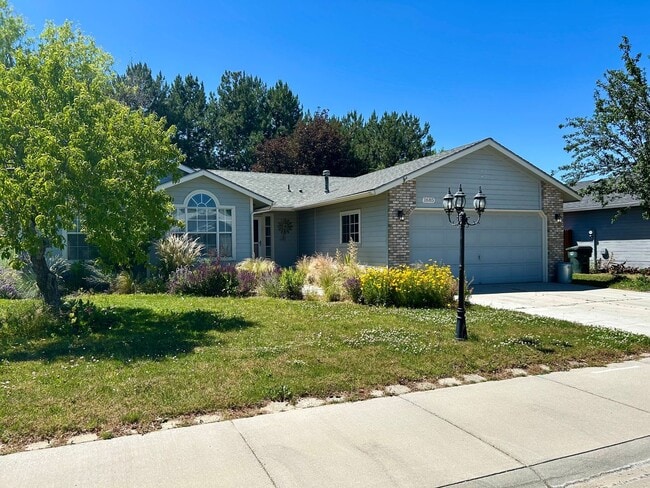 Building Photo - Beautiful Single-Level Home with a Private Backyard Retreat!