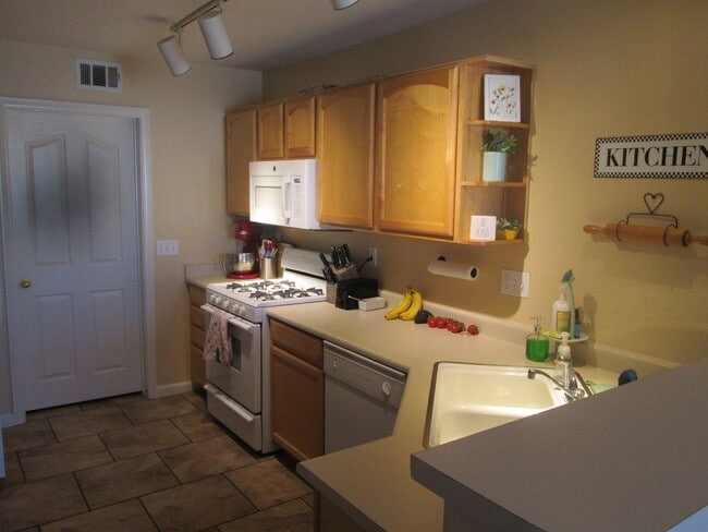 Building Photo - 3 bedroom Townhome in Green Valley availble June 1