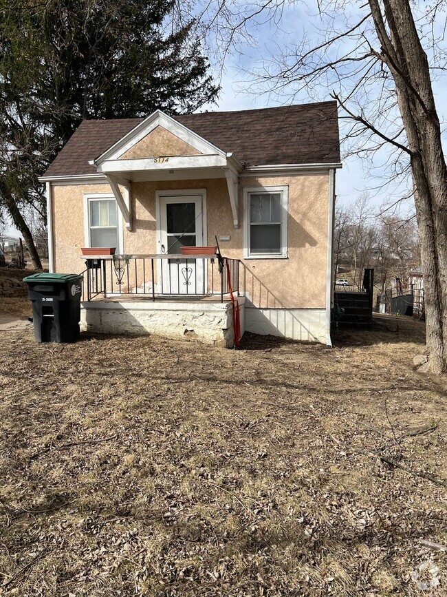 Building Photo - Cute 1 bedroom/ 1.5 bathroom house.