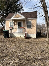 Building Photo - Cute 1 bedroom/ 1.5 bathroom house.