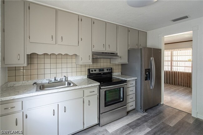 Building Photo - 2352 Sunnyview Dr