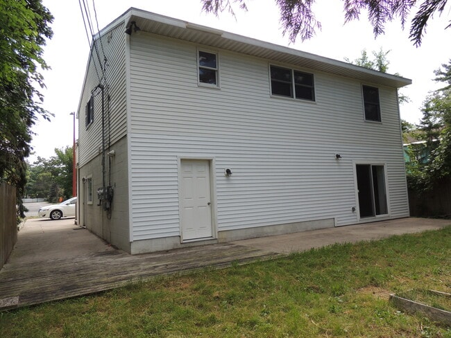 Building Photo - 933 E Front St