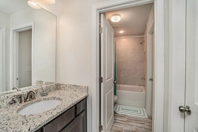 Building Photo - Beautiful 5-Bedroom Home in Brixworth Neig...