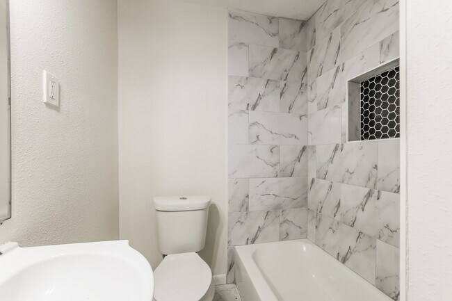 Building Photo - 502 N Jones St