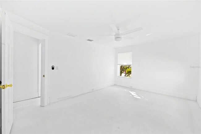 Building Photo - 2000 Shore Acres Blvd NE