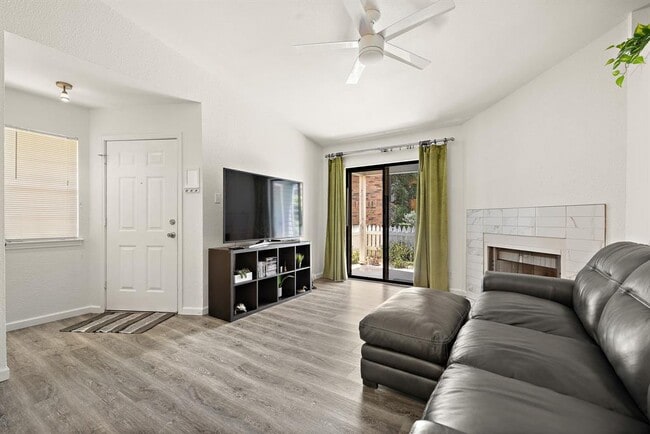 Building Photo - 1601 Faro Dr
