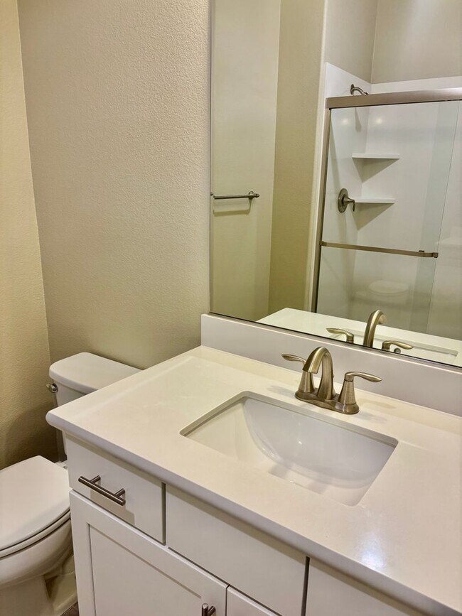 Building Photo - Must see beautiful and large Townhome in Dublin- Close to Everything!