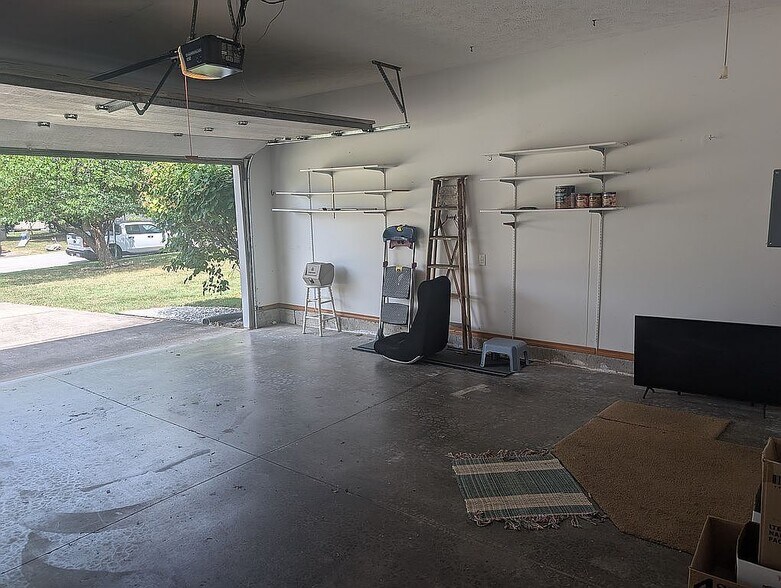Building Photo - 7060 W Lone Oak St