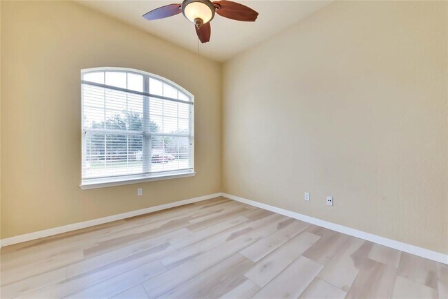 Building Photo - 2721 Butler National Dr