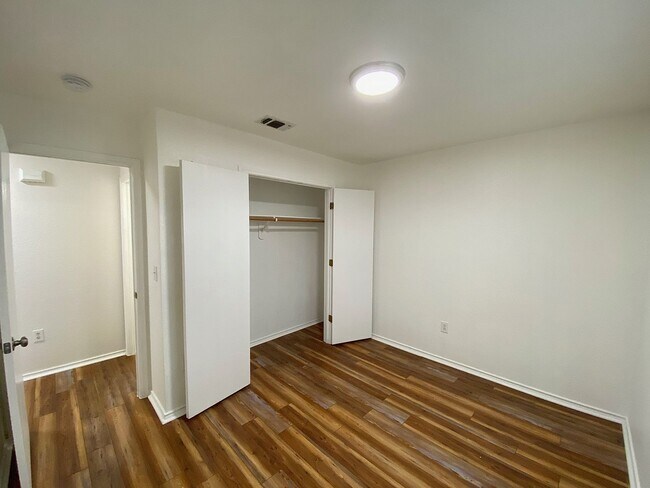 Building Photo - Washer/Dryer Included – Move-In Ready Home in Hills of Shaenfield!