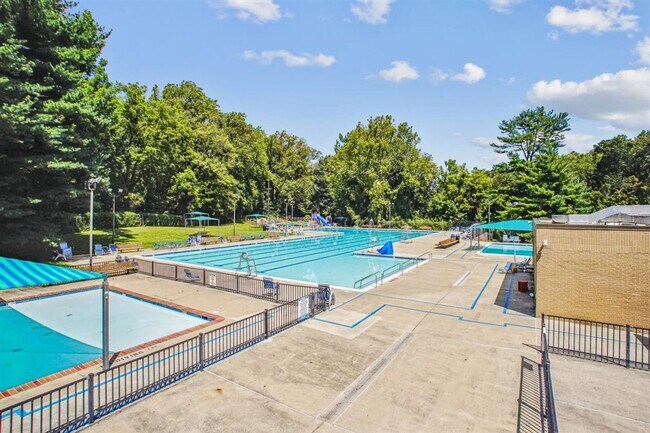 Building Photo - Great 2BR 2BA in Kenwood Forest Community in Downtown Bethesda