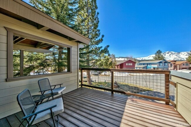 Building Photo - Beautiful pet friendly home with amazing views and private boat dock avail. Now! W/ lots of extra...