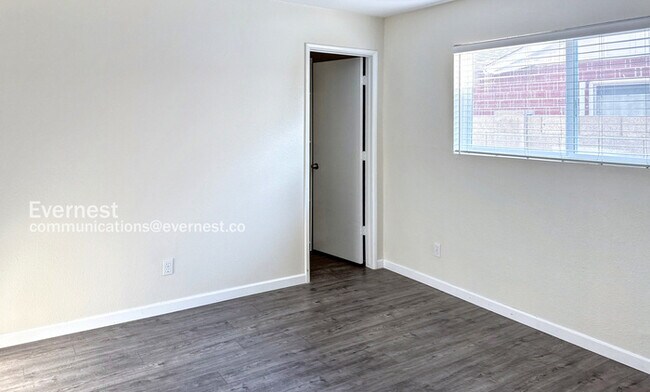 Building Photo - 8726 E Bonnie Rose Ave