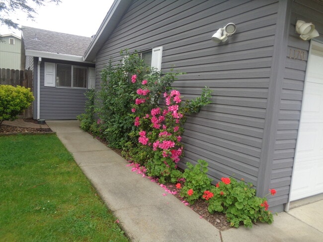 Building Photo - 1170 Forestwood Dr