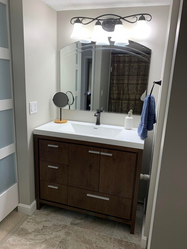 Building Photo - 1140 Lake Shore Dr