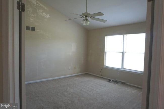 Building Photo - 141 Thames Dr