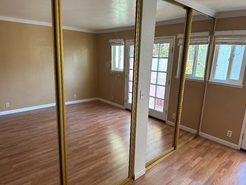 Building Photo - 447 Oak Ave