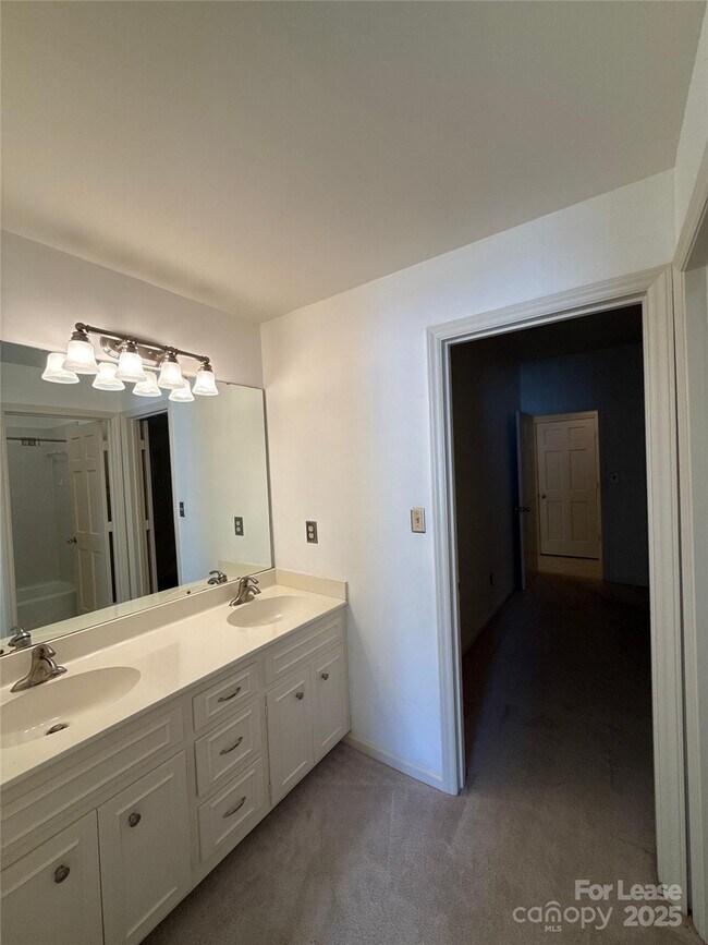 Building Photo - 1016 Queens Rd