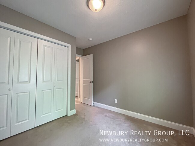 Building Photo - 147 Banksville Pl