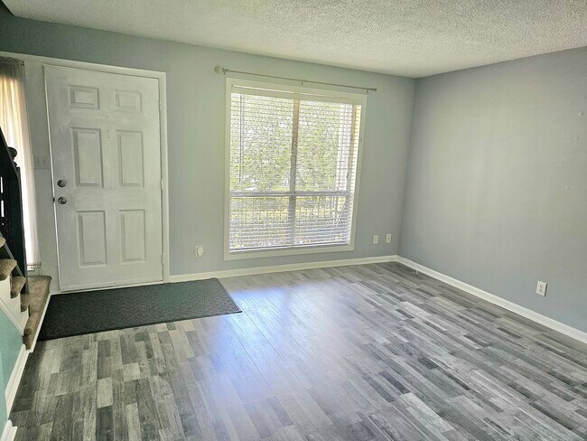 Building Photo - 975 Surry Ln