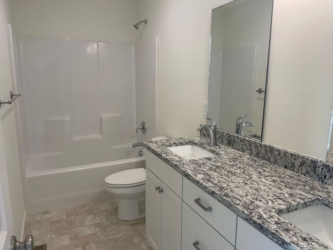 Building Photo - Single Level Freeland Home and Pet Friendly!