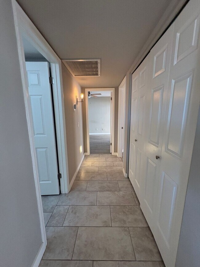 Building Photo - 2Bed/2Bath Townhouse in North Scottsdale! Ready for Immediate Move-In! -- 2 CAR GARAGE!