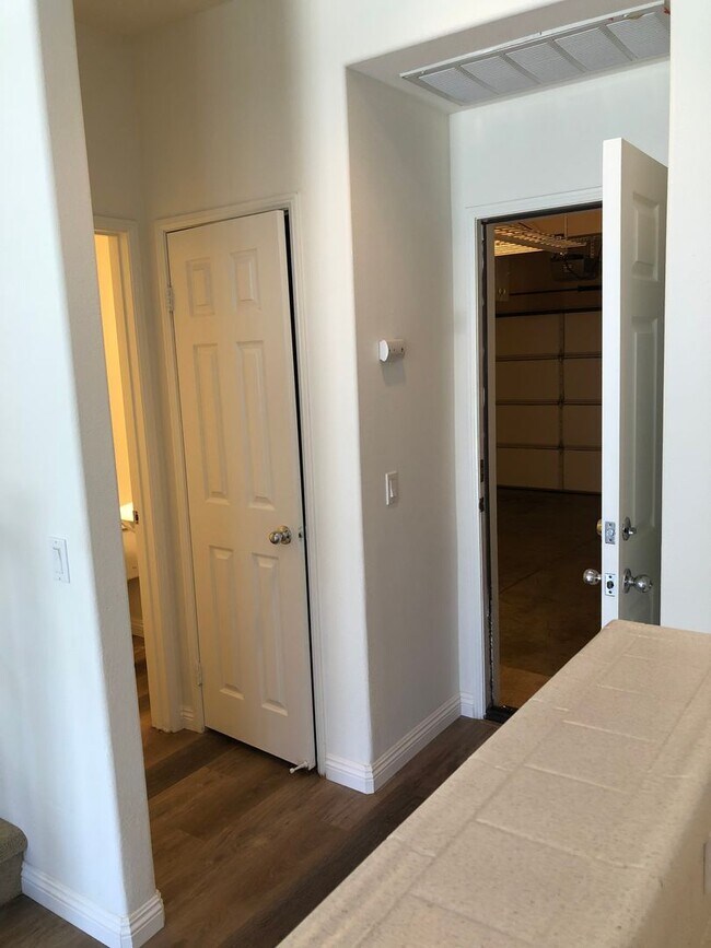 Building Photo - CHARMING 3 BR/2.5 BATH  " TWELVE PICKET LA...