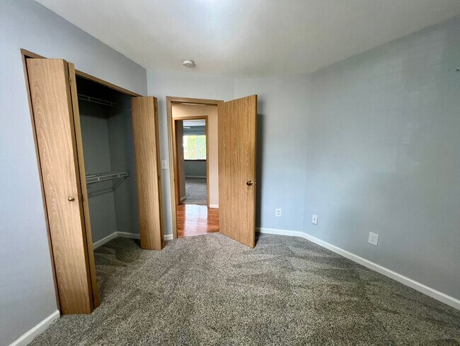 Building Photo - Well Maintained 3BD - Yard Maint. Included