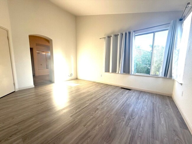 Building Photo - Beautiful 2 Story 4 Bedroom 2.5 Bath Home ...