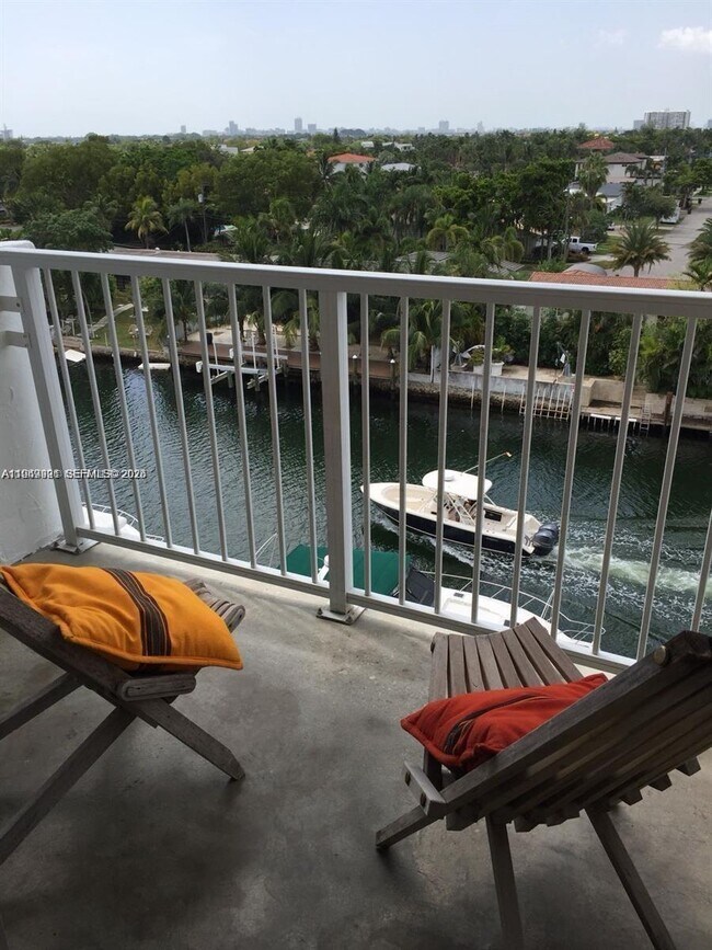 Building Photo - 2000 NE 135th St