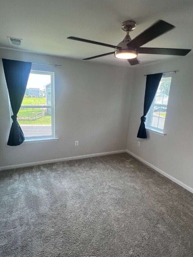 Building Photo - Spacious 3-Bedroom Rental in Sought-After ...