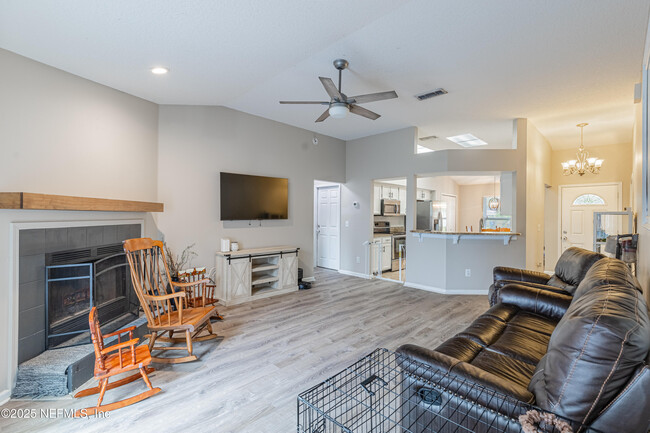 Building Photo - 12582 Hickory Lakes Dr S