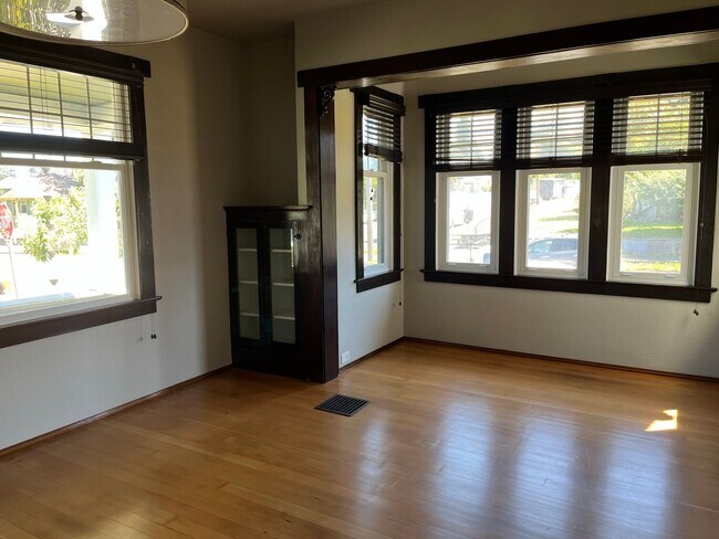 Building Photo - Update 1900's Home with 4 Bedrooms