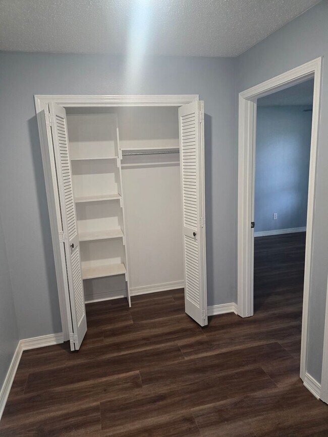 Building Photo - Refurbished - 3 bdrm 2 bath