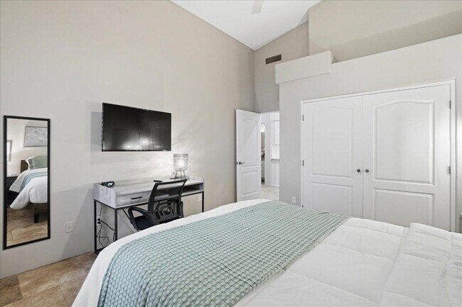 Building Photo - 1909 E Coral Tree Dr