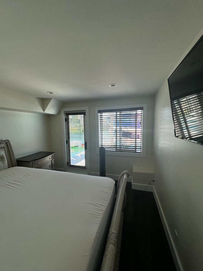 Building Photo - 686 Port Dr