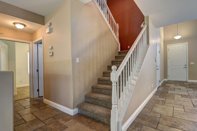 Building Photo - Wonderful 4 Bedroom Home!
