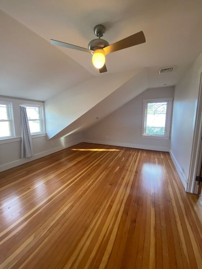 Building Photo - 4 Bedroom / 2 Bath Eastport Cape Cod