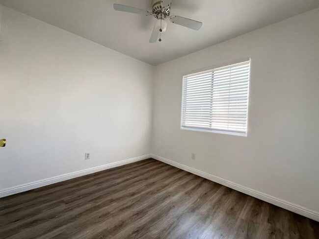 Building Photo - Stunning 5 bedroom, 2.5 bathroom home