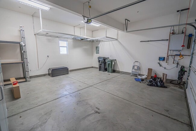 Building Photo - Unique 4-Bedroom, 3-story Live/Work Townhouse in the lushly landscaped Villa Metro Community!