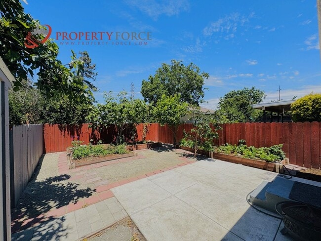 Building Photo - 2 Bedroom 1 Bath - Nicely Updated home wit...