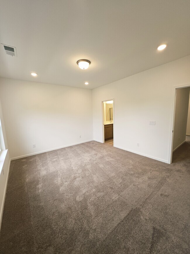 Building Photo - 128 Rosebush Ln