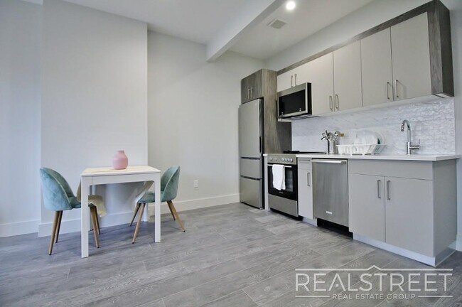 Building Photo - Giant 1 BED in Bushwick!