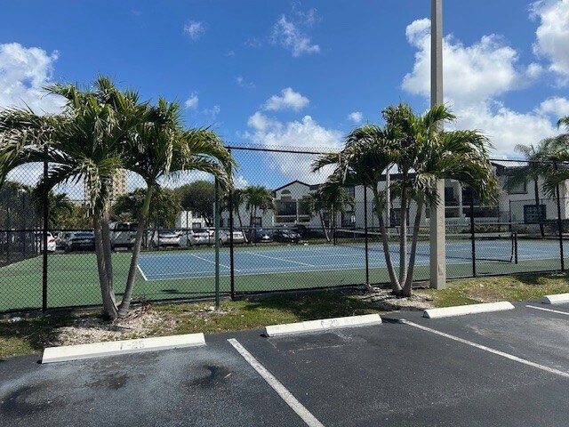 Building Photo - 9735 Fontainebleau Blvd