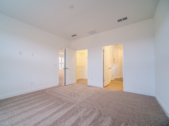 Building Photo - "Charming 2-Bed, 2-Bath Belmont Gem with Elegant Design"