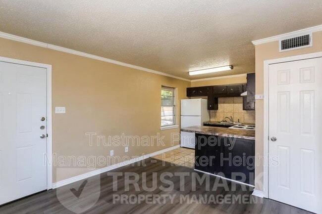 Building Photo - 501-502 Root Ave