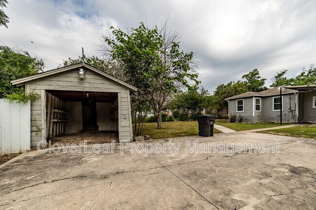 Building Photo - 402 W Wildwood Dr