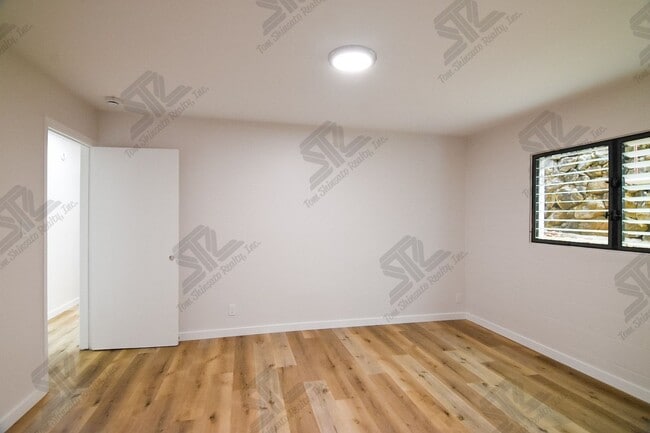 Building Photo - 4 bedroom, 3 bath attached home.